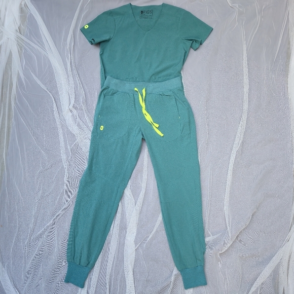 FIGS Scrub top Limited Edition FION E.A.C Lekei in Marine, Size XS - Picture 5 of 6